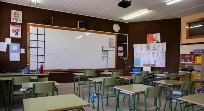 Правителството на Нидерландия реши да затвори всички училища, затягайки мерките