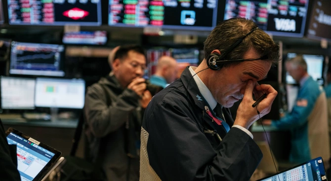 Американските акции се понижиха драматично след като трите основни индекса намаляха
