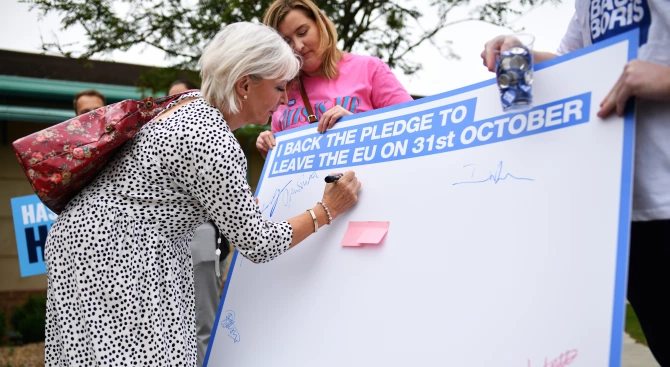 Британският заместник министър на здравеопазването Надин Дорис е дала положителна проба