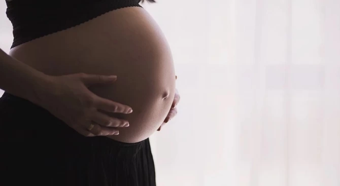 Няма данни за хоризонтално предаване на коронавирус от бременната майка