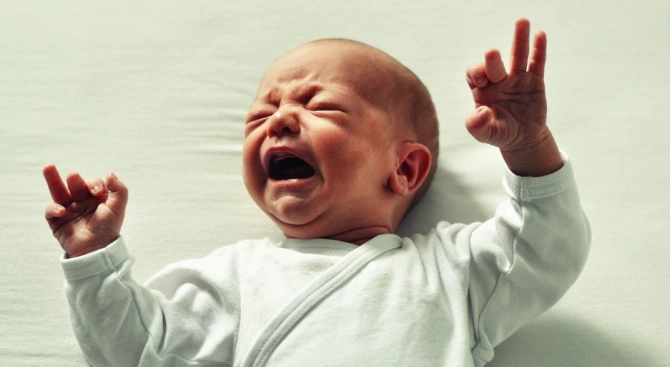 Оставянето на бебета да се наплачат действа благоприятно на развитието