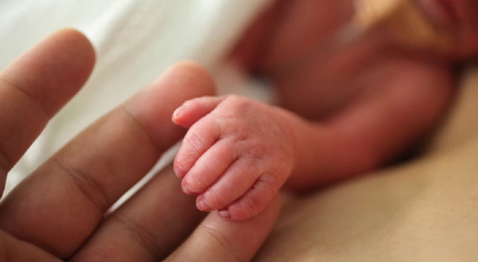 Новородено бебе е диагностицирано с коронавирус във Великобритания То е