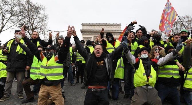 Няколкостотин жълти жилетки излязоха днес по улиците на Париж въпреки