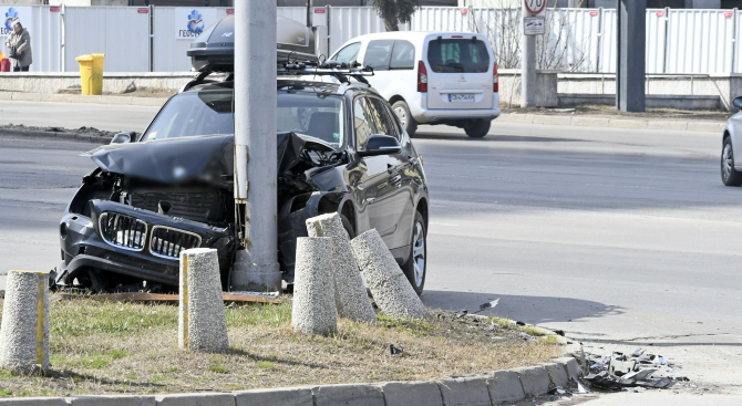 Шофьорка е в тежко състояние след катастрофа в Костенец 
