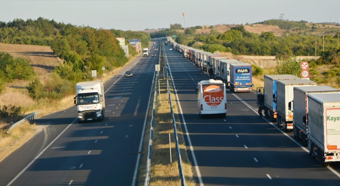 Втори конвой с 30 български товарни автомобили, блокирани на италианско-словенската