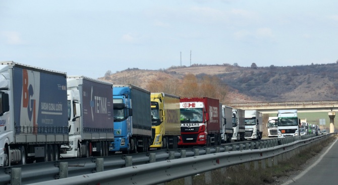  Интензивен е трафикът почти навсякъде по границите със Сърбия, Румъния и Турция