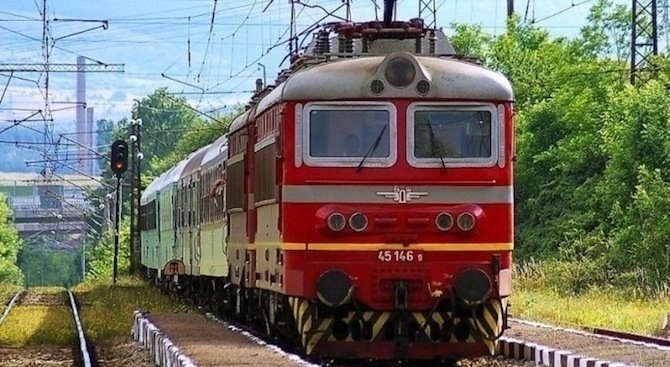 Влаковете в страната ще се движат без промяна в разписанието