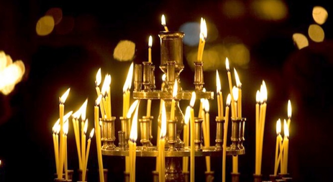 Православната църква почита днес празника Кръстопоклонна неделя. На този ден
