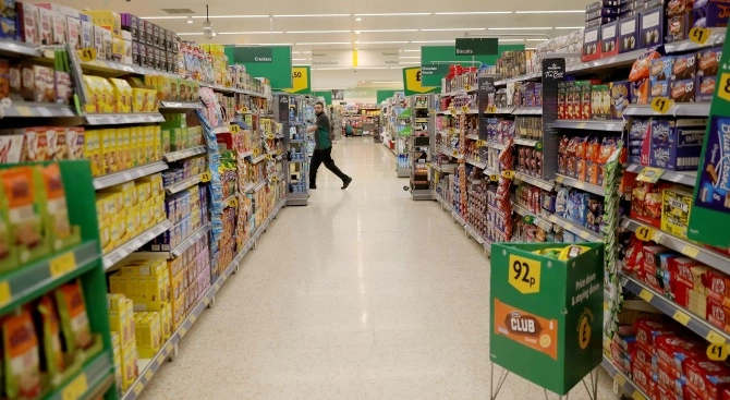 Паническото пазаруване на британски купувачи ескалира в сряда което доведе