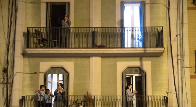 Испанци под карантина излязоха на балконите си за да дрънчат