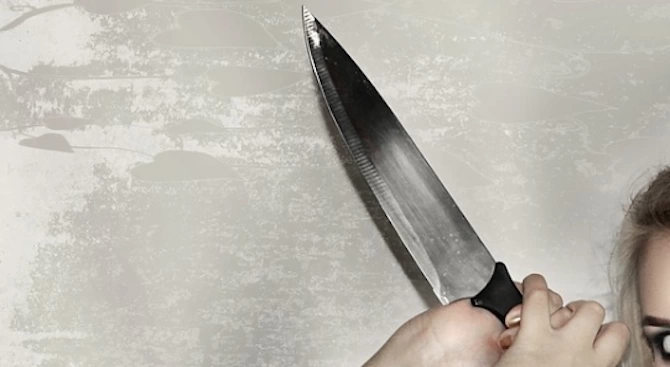23 годишна жена е нанесла удар с нож в главата на
