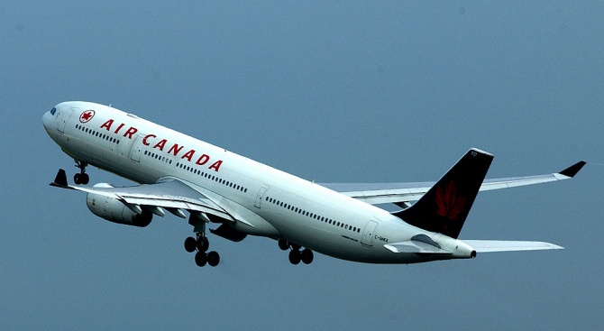 Еър Канада (Air Canada) освобождава над 5000 стюарди и стюардеси,