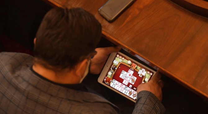 Депутати разцъкват онлайн игра на карти. Любопитните кадри бяха заснети