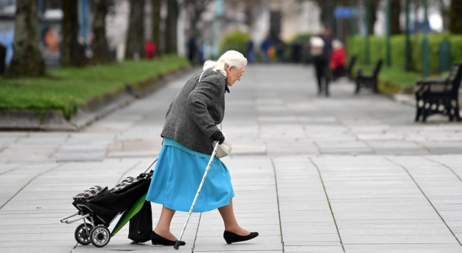 Община Плевен проверява спазват ли се часовете за пазаруване на възрастните хора