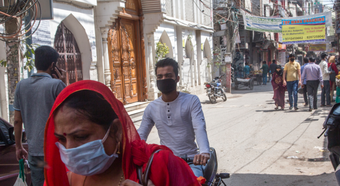 Полицията в Индия слага надпис "Аз съм приятел на коронавируса" на нарушители