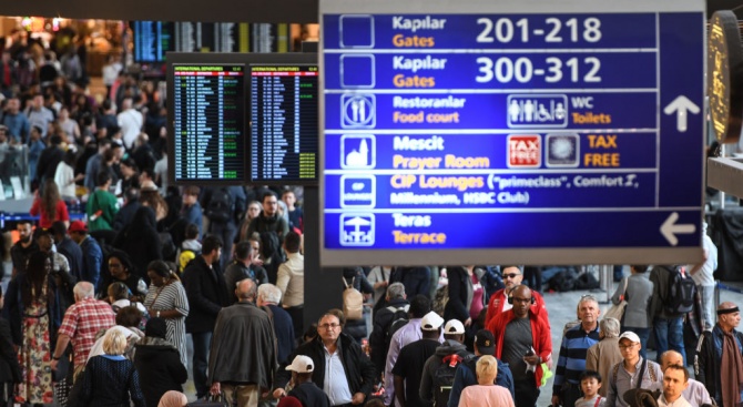 Над 300 000 граждани на ЕС чакат възможност да се върнат от чужбина 