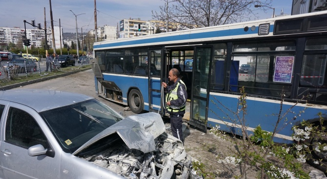Кола блъсна автобус, пътничка пострада