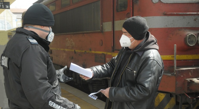 Мерят температурата на идващите пасажери на гарата в Бургас 