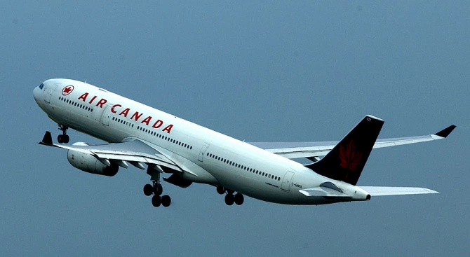 Еър Канада Air Canada освобождава над 5000 стюарди и стюардеси