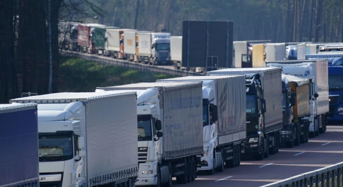 Продължава струпването на товарни автомобили на турската граница Хиляди шофьори
