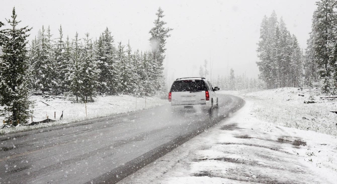 Обстановката в Русенско е усложнена от снегонавяванията и силния вятър