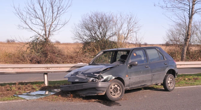 27 годишна управлявала лек автомобил Опел се блъснала в мантинела по