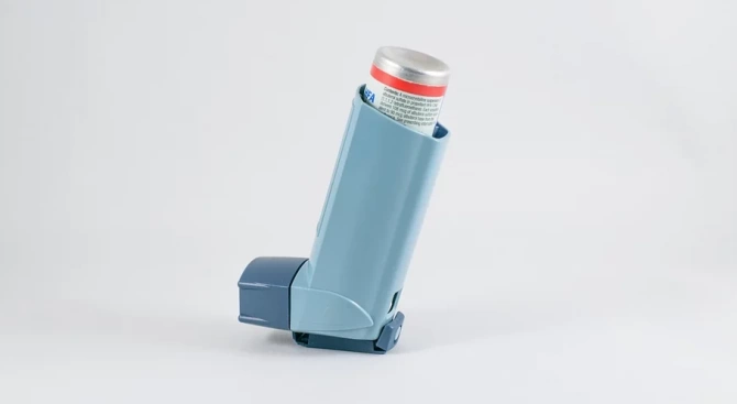 Пациентите с астма трябва да продължат да прилагат ежедневно назначения