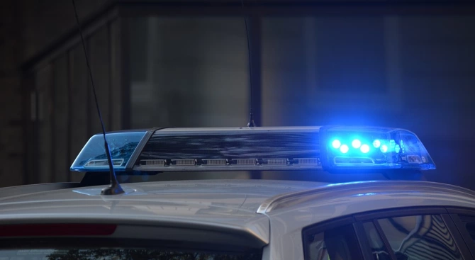 Шуменски полицаи са задържали двама шофьори и пътник в автомобил