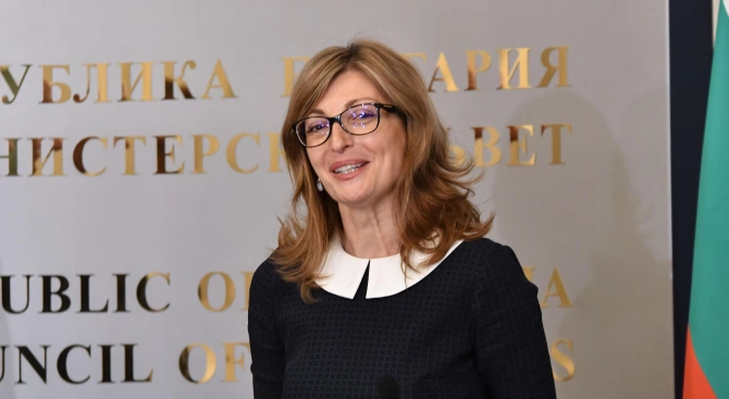 Външният ни министър Екатерина Захаериева побърза да поздрави Северна Македония