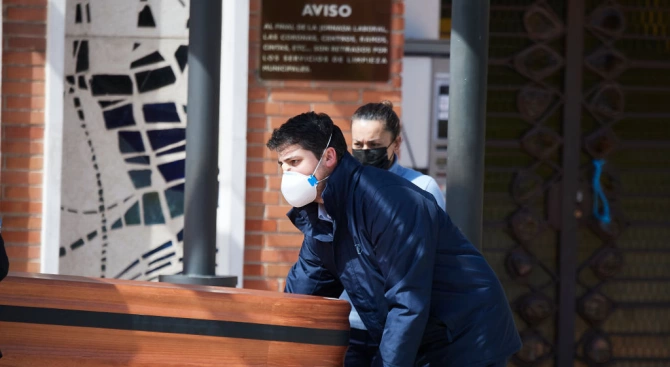 Испания съобщи за рекордните 832 смъртни случая от коронавирус за