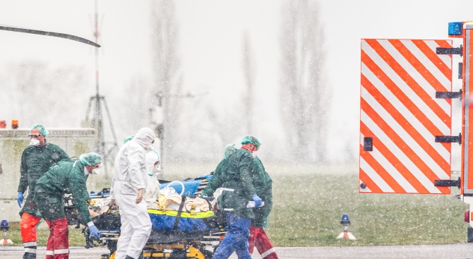 Петнадесет полски лекари заминаха вчера за Италия, за да помагат