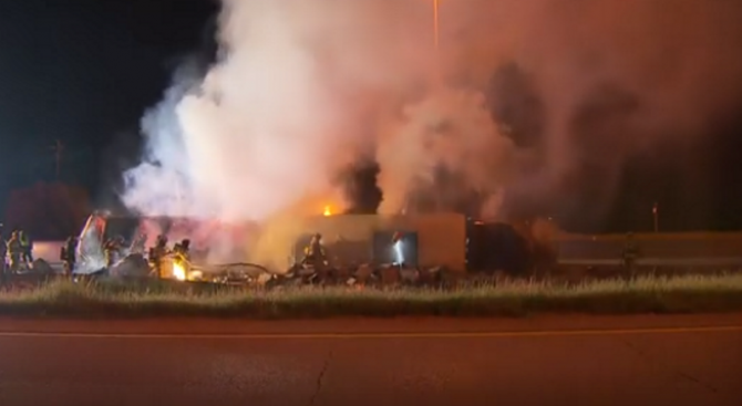 Камион с тоалетна хартия катастрофира и се подпали край тексаския