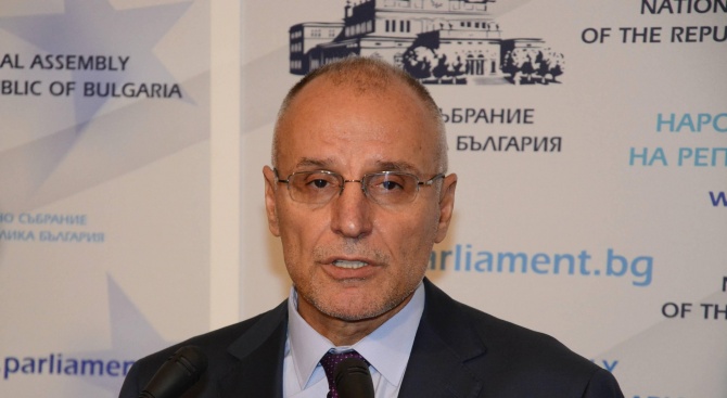 Управителят на БНБ Димитър Радев излезе с публикация за Банковия