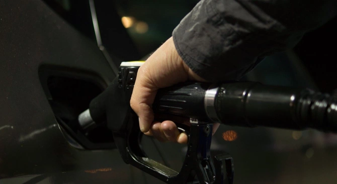 От тази сутрин средната цена на литър бензин е 1 93