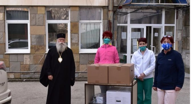 Ловчанският митрополит Гавриил посети днес детското отделение на Многопрофилната болница