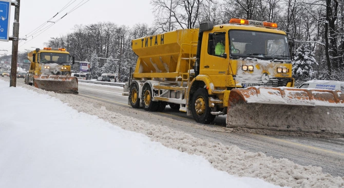 220 машини обработват пътните настилки в районите със снеговалеж съобщиха от