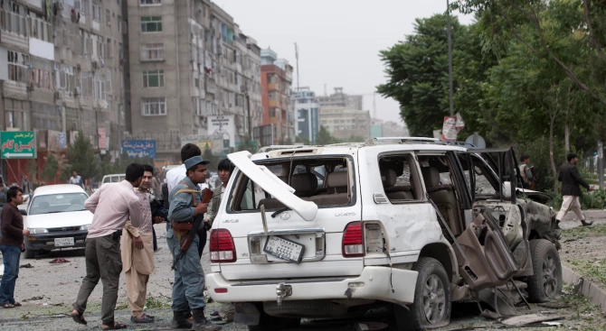 Крайпътна бомба уби днес най малко осем цивилни включително шест деца