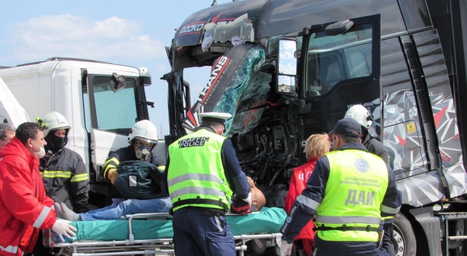 Македонски шофьор пострада при челен удар между два камиона на