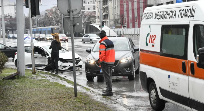БМВ и Рено се сблъскаха на кръстовището на булевард България