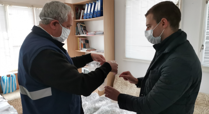  Депутатът от ГЕРБ Стефан Апостолов подари 200 защитни шлема на Центъра за незабавна здравна помощ в Благоевград 