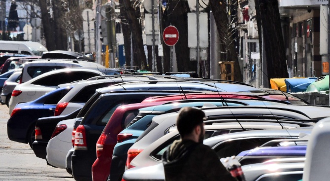 Синята и зелената зона на София препълнени от паркирали коли