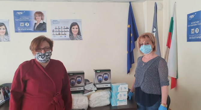  Депутатът от ГЕРБ Десислава Костадинова подари на болничното заведение в Пещера защитни маски и дрехи 