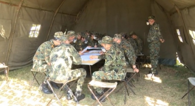  Курсанти от военния университет се приготвят по разрастване на военно-полева болница 