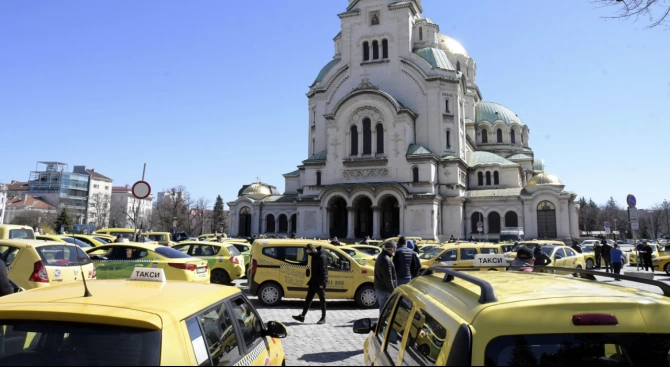Десетки таксиметрови шофьори се събраха за протест пред храм паметника Александър