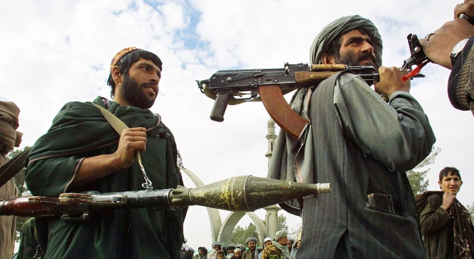 Властите в Афганистан са освободили вчера от затвора трета група