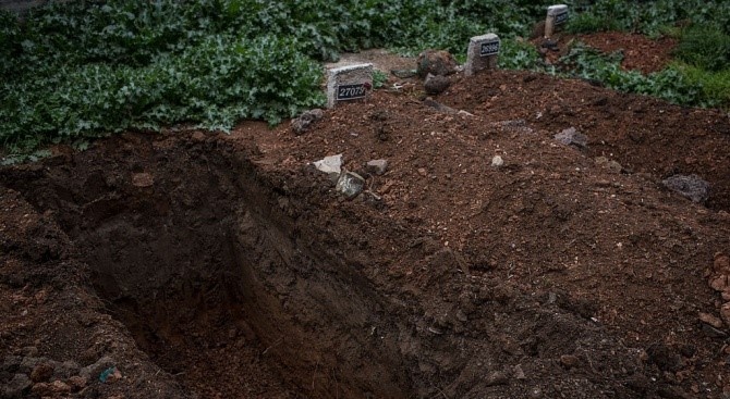  Близките на умрялата от COVID-19 в Хисаря: Погребаха я, без да ни кажат 