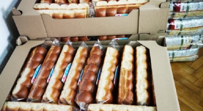 300 пакета с козунаци и мед раздадоха в Хасково
