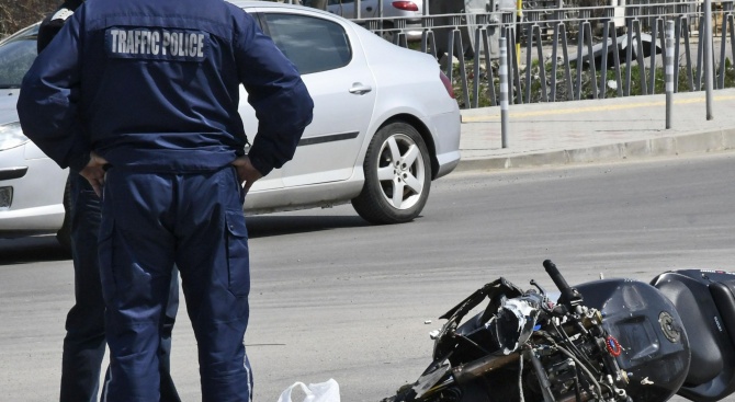 Екшън! Моторист изблъска  полицай с крак на КПП край Габрово