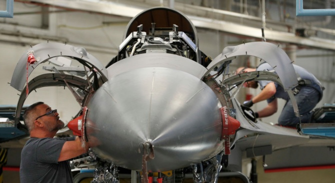 България няма да разваля сделката по доставката на F-16 заради пандемията