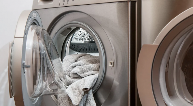 Експерт препоръчва дрехите да се перат на 60 градуса срещу коронавируса